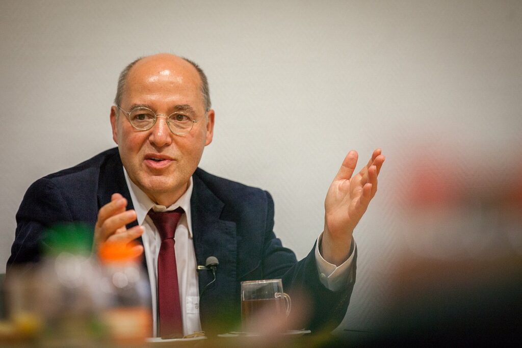 Gregor Gysi beim Gespräch in einer Schulklasse