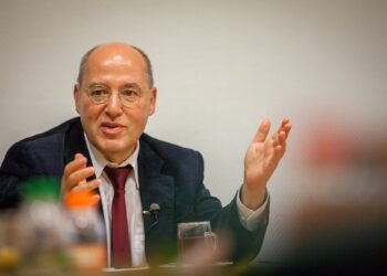 Gregor Gysi beim Gespräch in einer Schulklasse