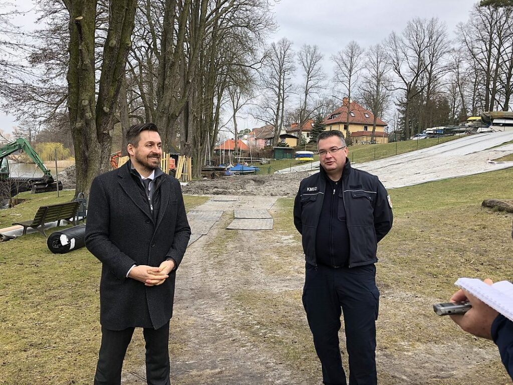 Bürgermeister Oliver Borchert (l.) mit dem technischen Einsatzleiter Nord des KMDB, André Vogel