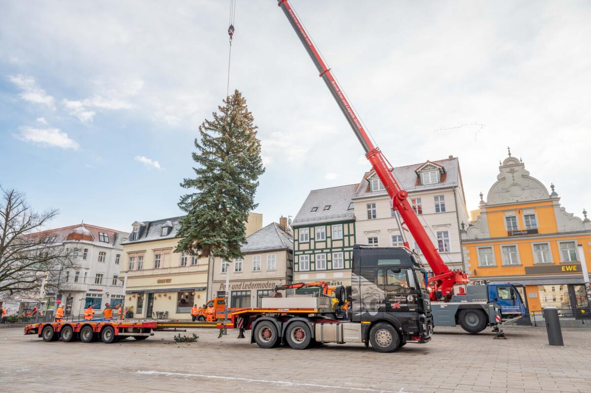 Es-schwebt-ein-Weihnachtsbaum-ber-der-Stadt