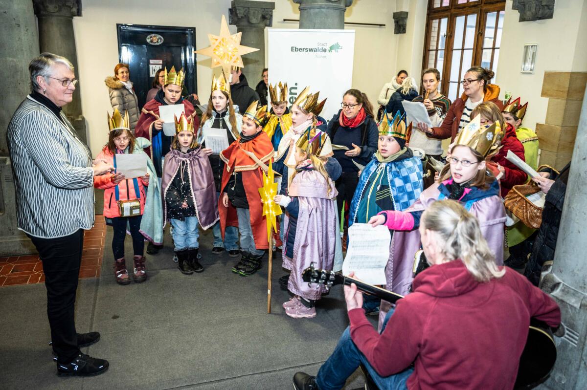 Sternsinger-setzen-Zeichen-f-r-Kinderrechte